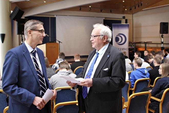 Osuustoimintakeskus Pellervon hallituksen puheenjohtaja Petri Pitkänen (vas.) ja professori Kari Hokkanen korostivat osuustoiminnallisten yritysten huomattavaa taloudellista merkitystä niin suomalaisessa elinkeinoelämässä kuin Etelä-Pohjanmaan aluetaloudelle ja kokonaishyvinvoinnille. KUVA: ARTO TAKALAMPI