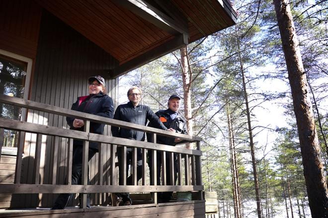 Vastaava ohjaaja Kirsti Kivelä, tilapalvelupäällikkö Timo Ketola ja kiinteistöhuollon esimies Erkki Linna tutustuivat Valkealammen tilaan viime viikolla. KUVA: JOHANNA KATAJA