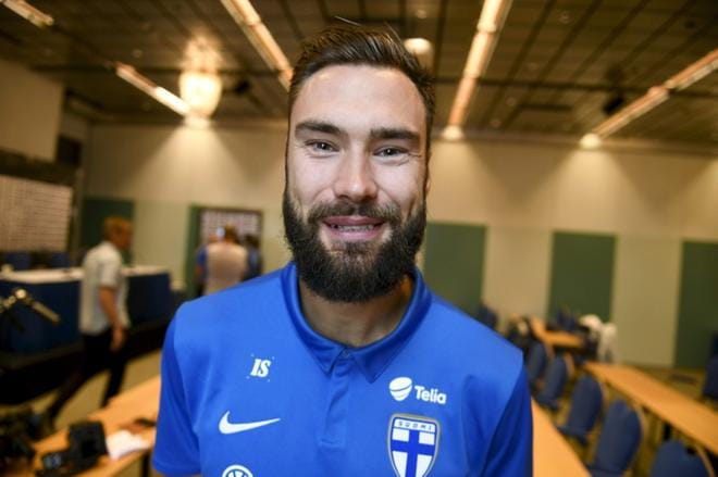 Tim Sparv säästelee pohjettaan tiistain Viro-otteluun. Kuva: LEHTIKUVA / MARTTI KAINULAINEN