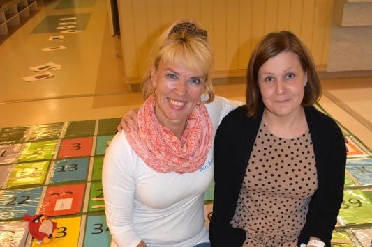 Sari Salo esitteli toimintamattoa taannoin entiselle oppilaalleen, nykyiselle opettajalle Marjaana Mustoselle.