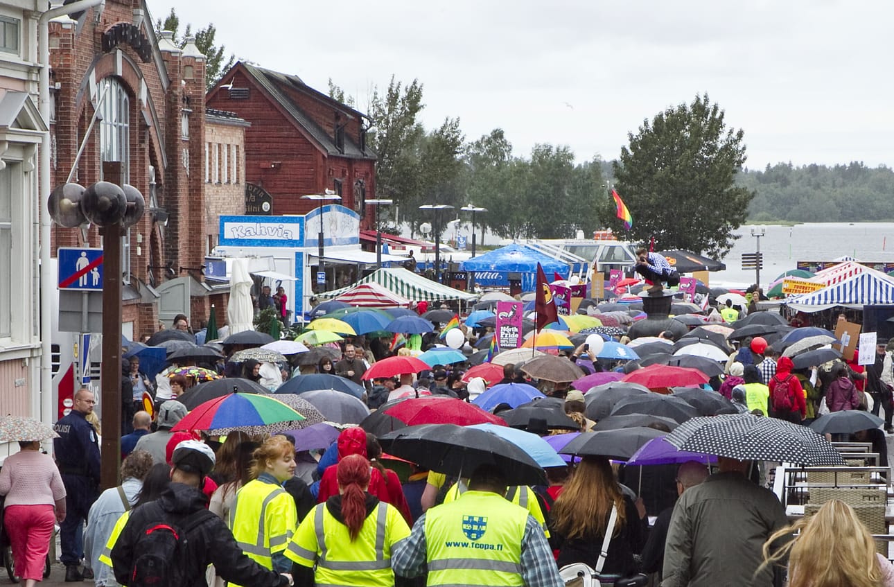North Pride -kulkue marssittiin pienessä tihkusateessa.