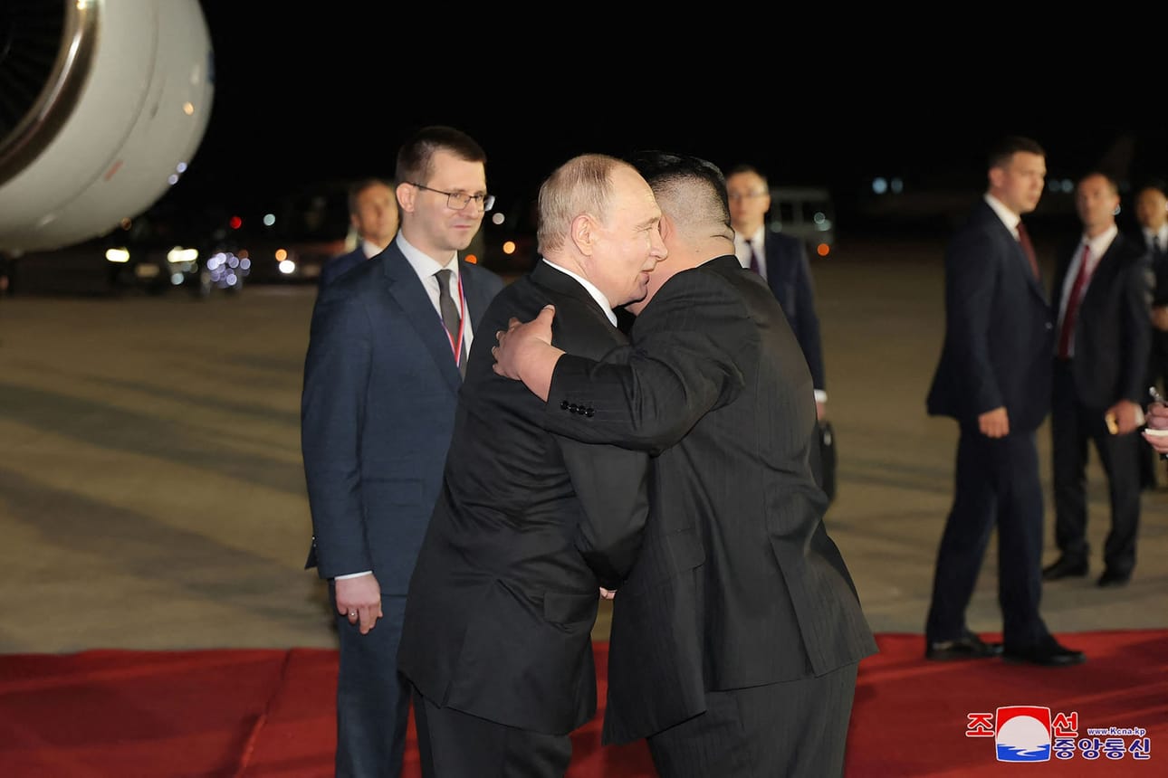 Kim Jong-un (oik.) oli Vladimir Putinia vastassa lentokentällä, jossa johtajat halasivat punaisella matolla. Kuva on Pohjois-Korean valtiollisen uutistoimisto KCNA:n välittämä. LEHTIKUVA/AFP/KCNA VIA KNS