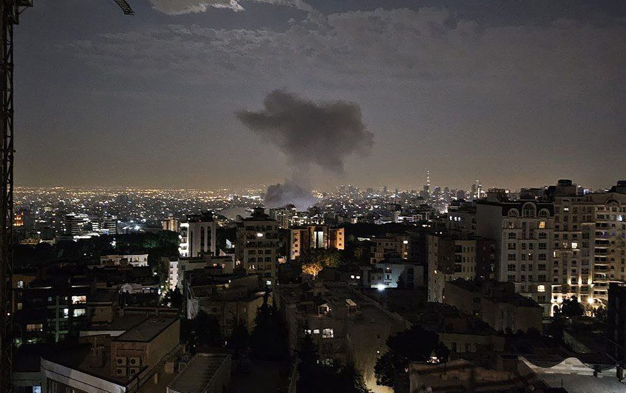 Iranin valtiontelevision ja uutistoimisto AFP:n kirjeenvaihtajien mukaan Iranin pääkaupungissa Teheranissa on kuultu räjähdyksiä varhain perjantaina. LEHTIKUVA/AFP/Iranin vallankumouskaarti