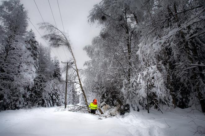 Myrskyt ja tykkylumi voivat aiheuttaa pitkiäkin sähkökatkoja sähkölinjojen katkettua. Pahimmat myrskyt ja pisimmät sähkökatkot ovat tähän mennessä olleet 2001 Pyry ja Janika. KUVA: EETU SILLANPÄÄ