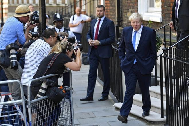 Konservatiivien puheenjohtajakisan voittaja, Britannian tuleva pääministeri Boris Johnson poistui virka-asunnostaan tiistaina päivällä. KUVA: NEIL HALL / EPA