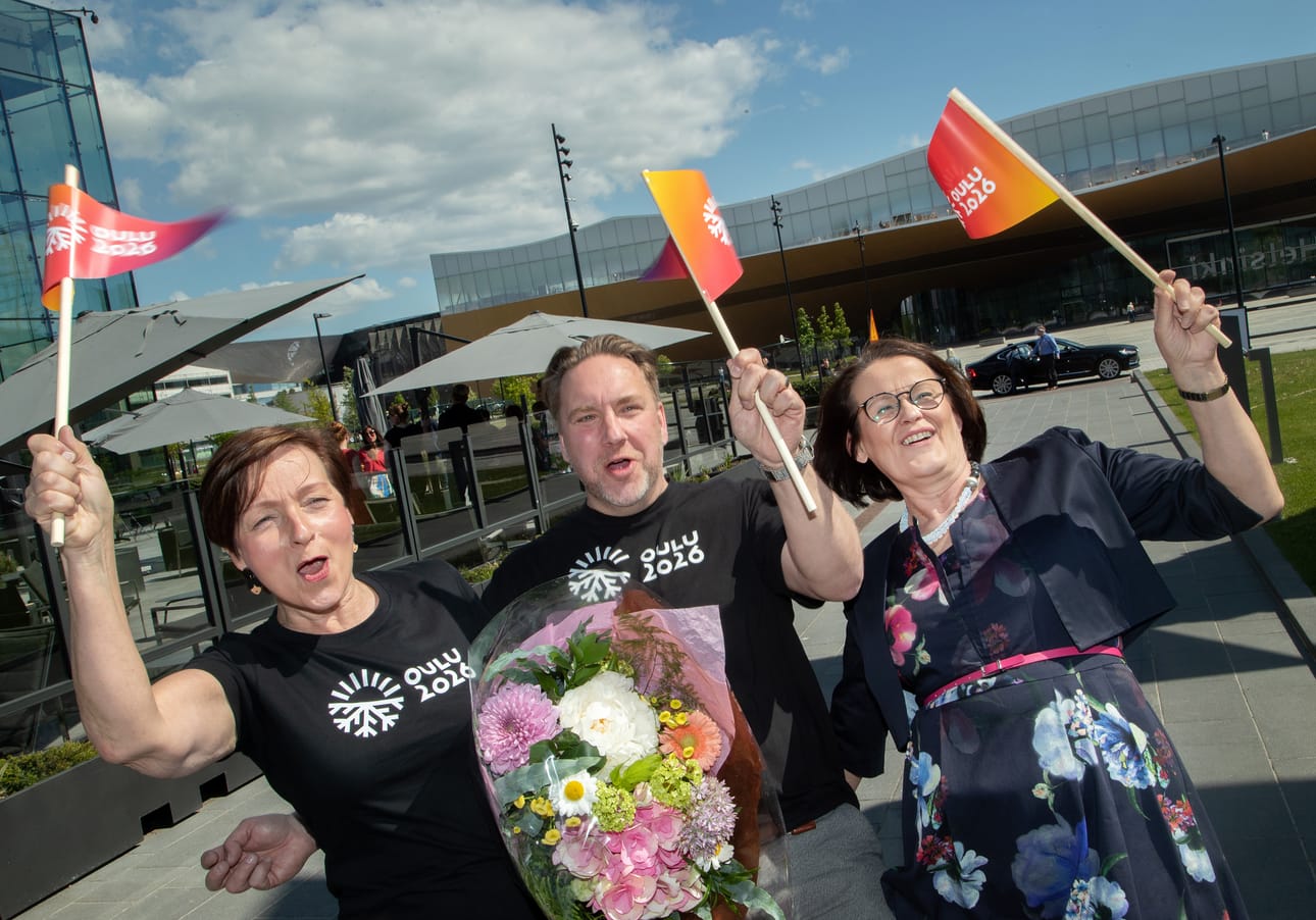 Oulun valinta Euroopan kulttuuripääkaupungiksi vuodelle 2026 julkaistiin kesäkuussa. Hankejohtaja Piia Rantala-Korhonen, ohjelmajohtaja Samu Forsblom ja kaupunginjohtaja Päivi Laajala iloitsivat uutisesta. Arkistokuva.