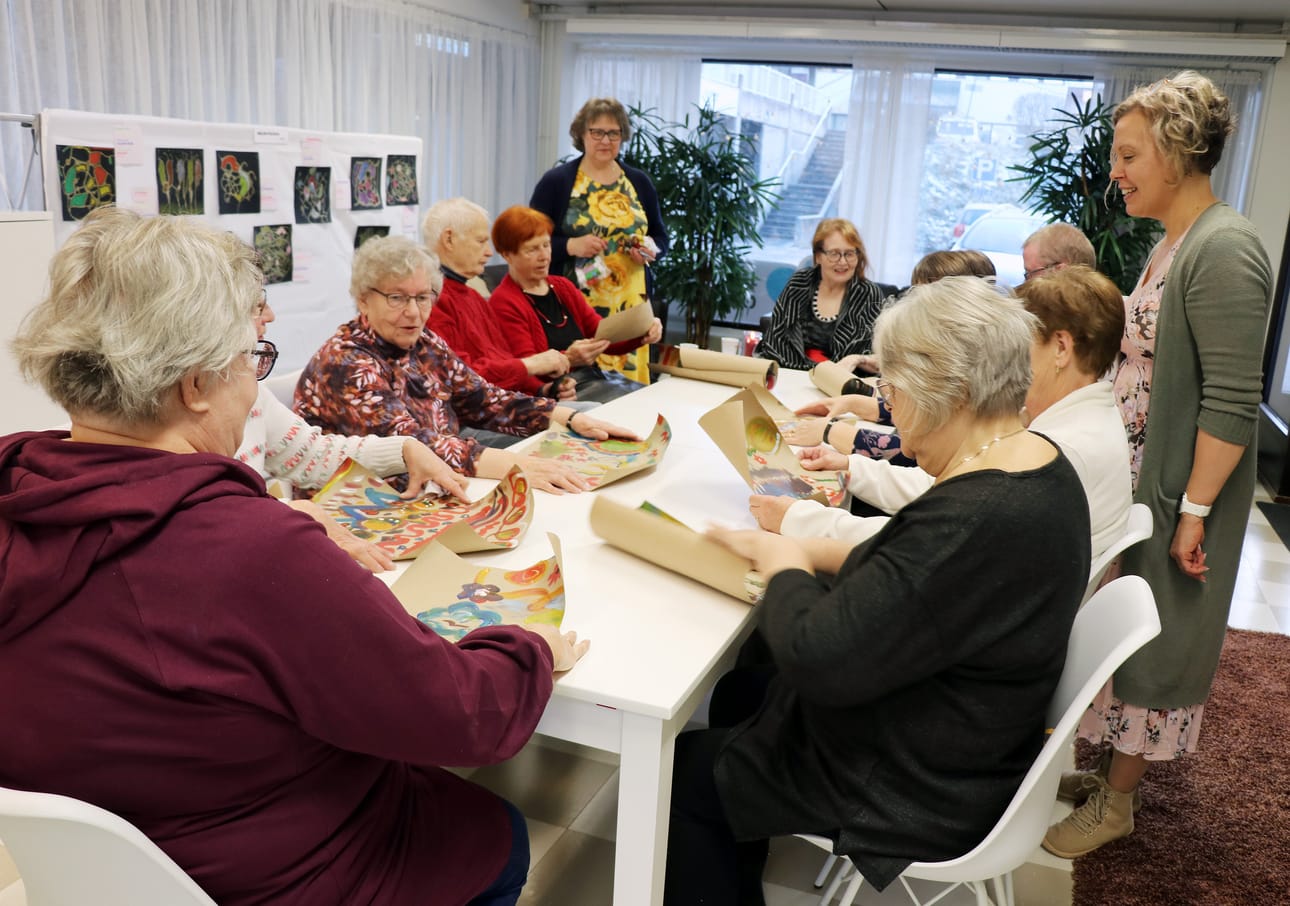 Kohtaamistaideryhmässä luovuus on päässyt kukkimaan Päivi Jussilan (seisomassa oik.) ja Anne Kujalan (seisomassa takana) johdolla.