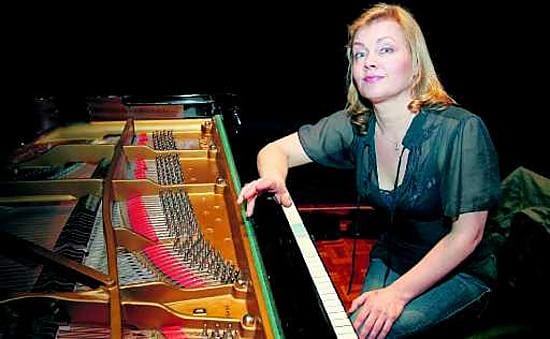 Oulun konservatorion pianonsoiton lehtori Eeva Havulehto soittaa tänään Oulu Sinfonian solistina.