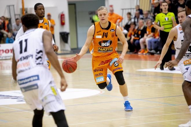 Karhu Basketin Okko Järvi teki ottelussa 17 pistettä. Arkistokuva: Jaakko Elenius