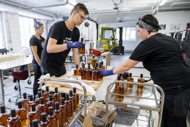 Ensimmäiset suuret erät Kyrön viskiä tulevat Alkoon myyntiin keväällä 2020. Kuvassa pullotetaan viskiä Kyrö Distilleryllä vuonna 2017. ARKISTOKUVA: MATTI HAUTALAHTI