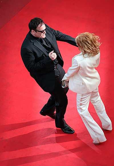 Quentin Tarantino ja ranskalaisnäyttelijä Melanie Laurent panivat tanssiksi ensi-iltaan saapuessaan.