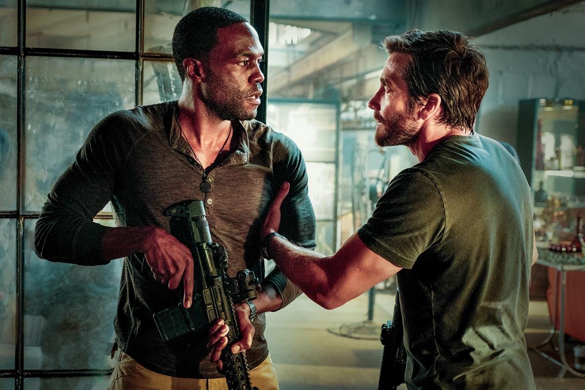 Yahya Abdul-Mateen II (vas.) ja Jake Gyllenhaal avaavat kaaoksen padot Michael Bayn metallisessa ryöstöelokuvassa Ambulance.