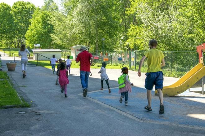 Päiväkotiin Bergsjönissä palkattiin kolme uutta, kokoaikaista työntekijää lyhennetyn työajan ansiosta. Myönteiset vaikutukset näkyvät jo muutama kuukausi kokeilun aloittamisen jälkeen. KUVA: Hanna Tuulonen