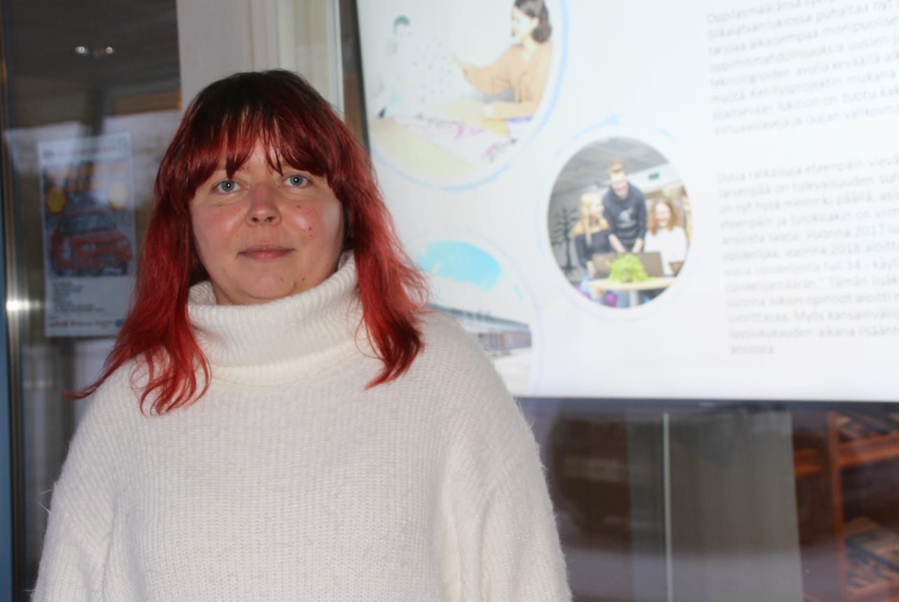 Siikalatvan kunnan henkilöstösihteeri Päivi Väntäsen toimenkuva on monipuolinen. Päivi hoitaa muun muassa kunnan tiedottajan töitä. Eri puolilla kuntaa olevien kunnan ilmoitusnäyttöjen materiaalikin on pääosin Päivin käsialaa.