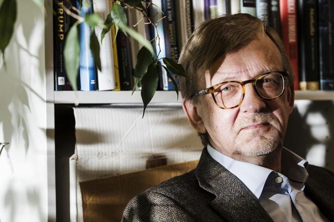 Professori Ilkka Ruostetsaari piti kokoomuksen Petteri Orpon kannatuksen laskua pääministerikyselyssä yllättävän suurena. KUVA: Silja Viitala/arkisto