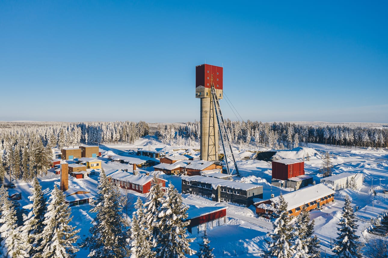 Bolidenin Renströmin kaivoksessa syttyi maanantaiaamuna tulipalo. Kaikki 72 työntekijää saatiin evakuoitua turvaa.