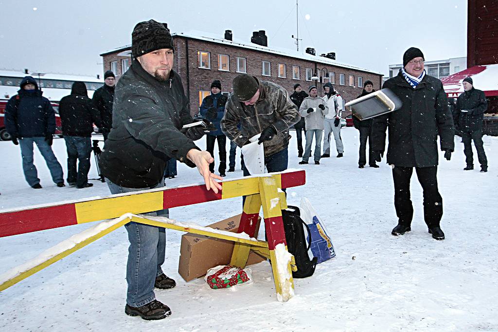 Nokian insinöörit heittivät protestina kilpaa kännyköitä Oulussa.
