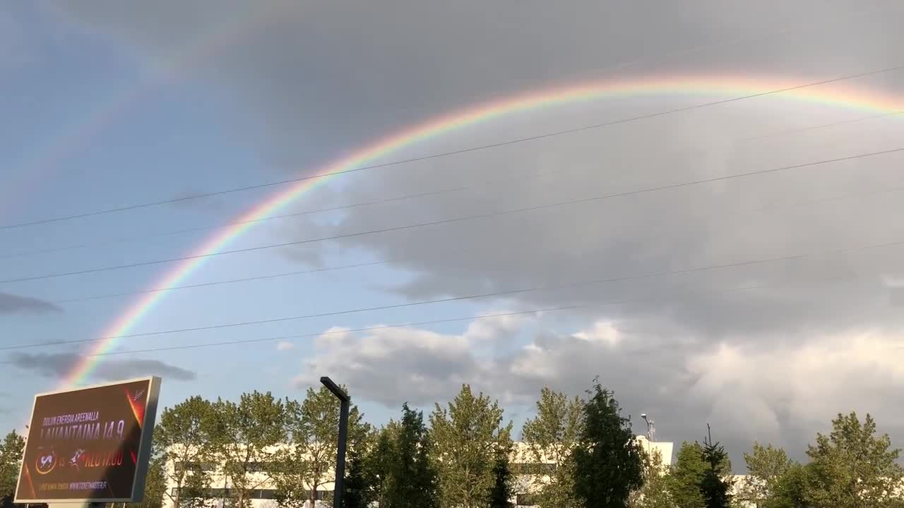 Sadekuuron synnyttämä sateenkaari Oulussa