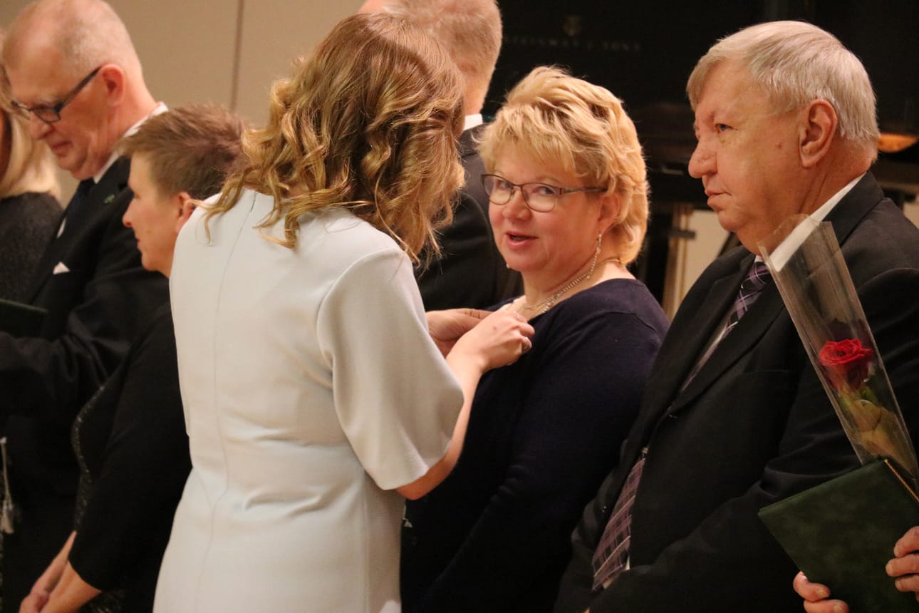 Marita Toiviainen sai hopeisen ansiomerkin toiminnastaan Keskustapuolueen hyväksi. Ansiomerkkiä kiinnittämässä Keskustan puheenjohtaja ja elinkeinoministeri Katri Kulmuni.