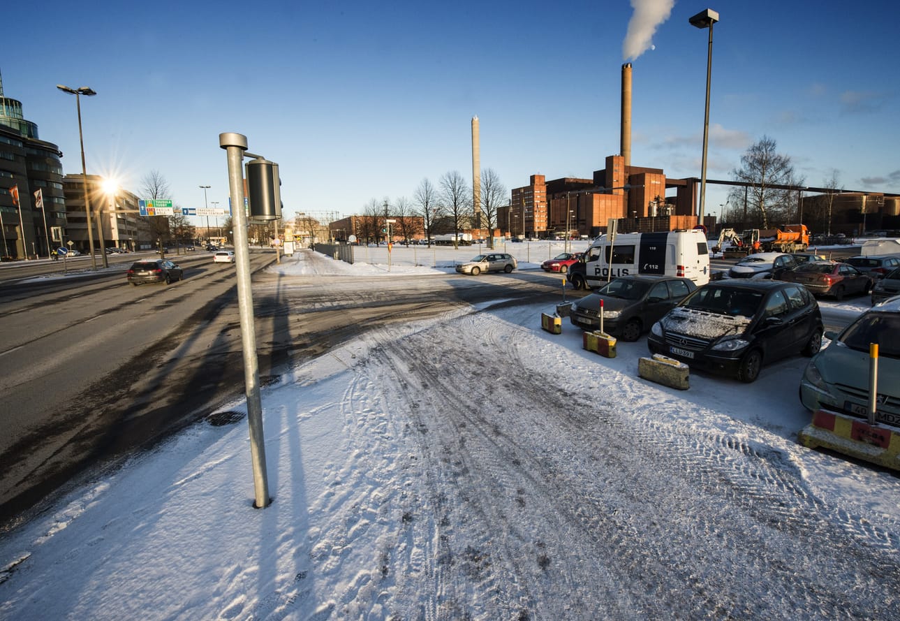 Suurmoskeijaa ja sen yhteyteen rakennettavaa palvelukeskusta on alustavasti suunniteltu Helsinkiin Hanasaaren voimalan ja Sörnäisten rantatien väliselle alueelle. Tonttiesitys halutaan kiinteistölautakunnalle kevään aikana.
