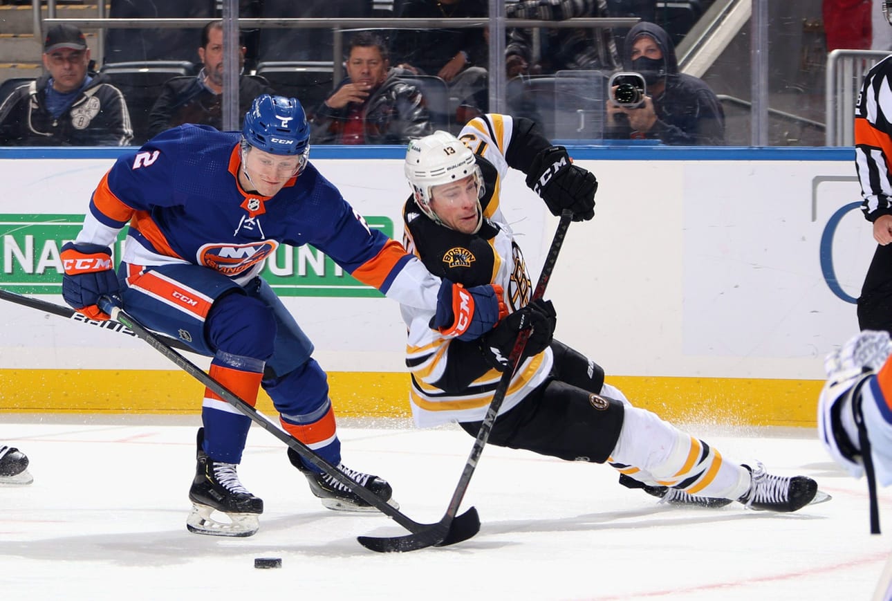 Islanders-puolustaja Robin Salo riisti kiekon Bruinsin hyökkääjältä Charlie Coylelta.