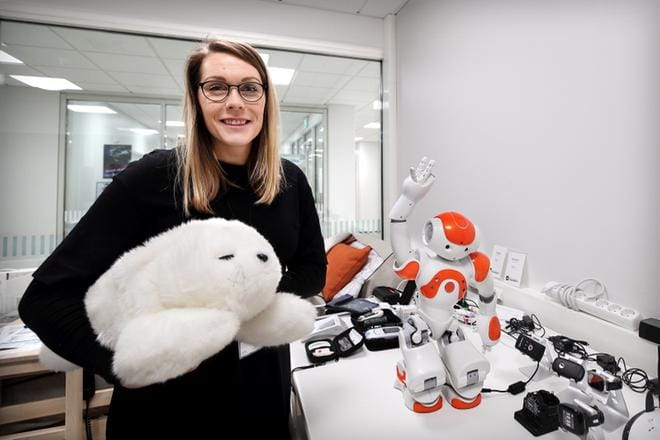 Seamk tekee älykotiin tämän vuoden aikana useita hankintoja, kertoo projektipäällikkö Jaana Vainionpää. Joitakin robotteja talossa on jo valmiina. Kuvassa näkyvät testikäytössä Eptekillä olleet hyljerobotti ja humanoidirobotti. KUVA: JOUKO HÄNNINEN