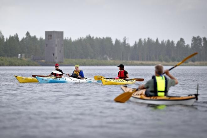 Tarmo Nisula, Anssi Orrenmaa, Minerva Kallio-Nisula ja Jari Katajisto saivat piristävän kesäsateen niskaansa hetimiten vesille lähdettyään. KUVA: TOMI KOSONEN