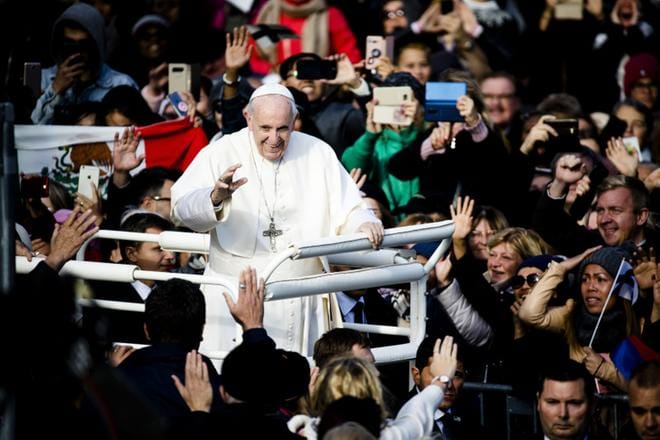 Katolisen kirkon pedofiliaskandaaleita selittelemään joutunut Paavi Franciscus vieraili tiistaina Virossa. Hän sanoi ymmärtävänsä, että nuoret ovat kirkolle vihaisia. KUVA: Joel Maisalmi