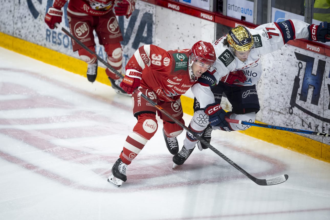 Sport-puolustaja Brad Hunt ja HIFK:n Daniel Mäkiaho kaksinkamppailussa lauantain liigaottelussa Vaasassa. Sport kukisti HIFK:n jatkoajalla 3–2.