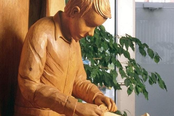 Oiva Kentan teos Kavahöylääjä siirrettiin syksyllä pois Sellasta ennen kiinteistön asettamista myyntiin. Kentta veisti työnsä Jurvan upouuden kunnantalon aulaan vuonna 1984. Sellaan se vietiin kuntaliitoksen jälkeen. KUVA: RAJATTU KALERVO PUSKALAN KUVASTA