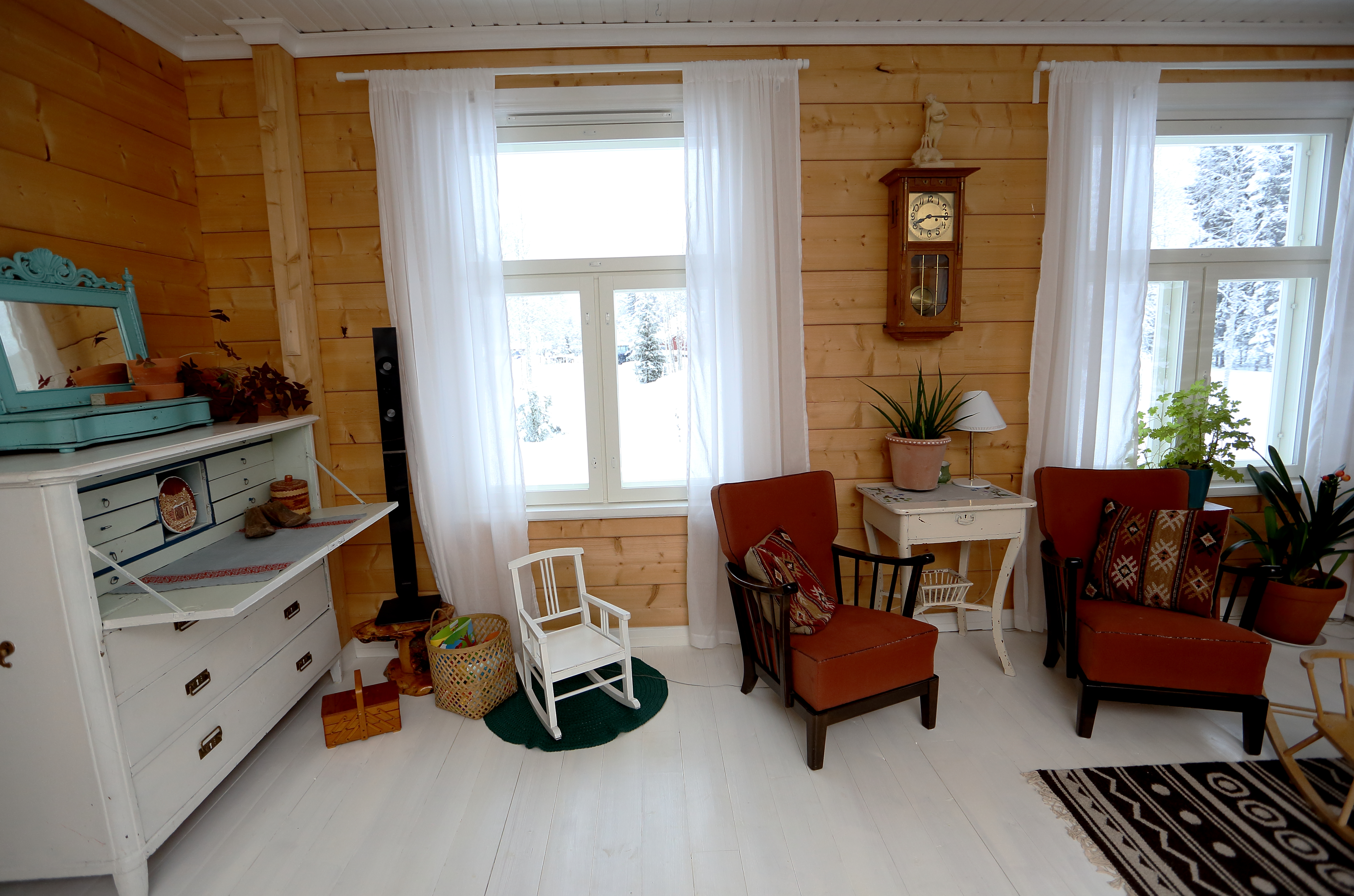 Pirtissä on ikkunita kolmeen ilmansuuntaan, mikä luo vanhoilla huonekaluilla kalustettuun taloon valoisan ja harmonisen ilmapiirin.