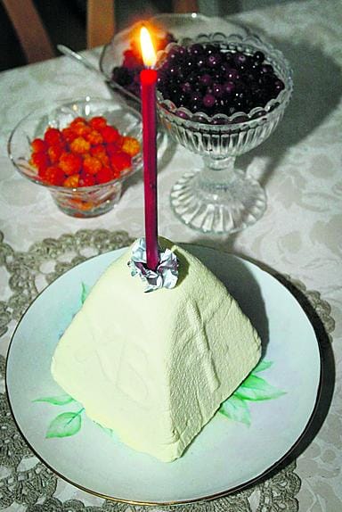 Leena Vasko on sytyttänyt punaisen tuohuksen pashan päälle.