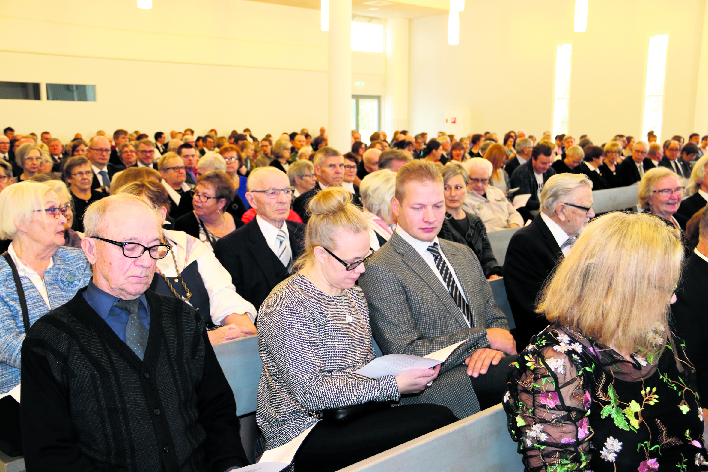 Väkimäärä yllätti, vaikka liminkalaiset tiedettiinkin juhlakansaksi. Paikalle saapui 400-päinen yleisö.
