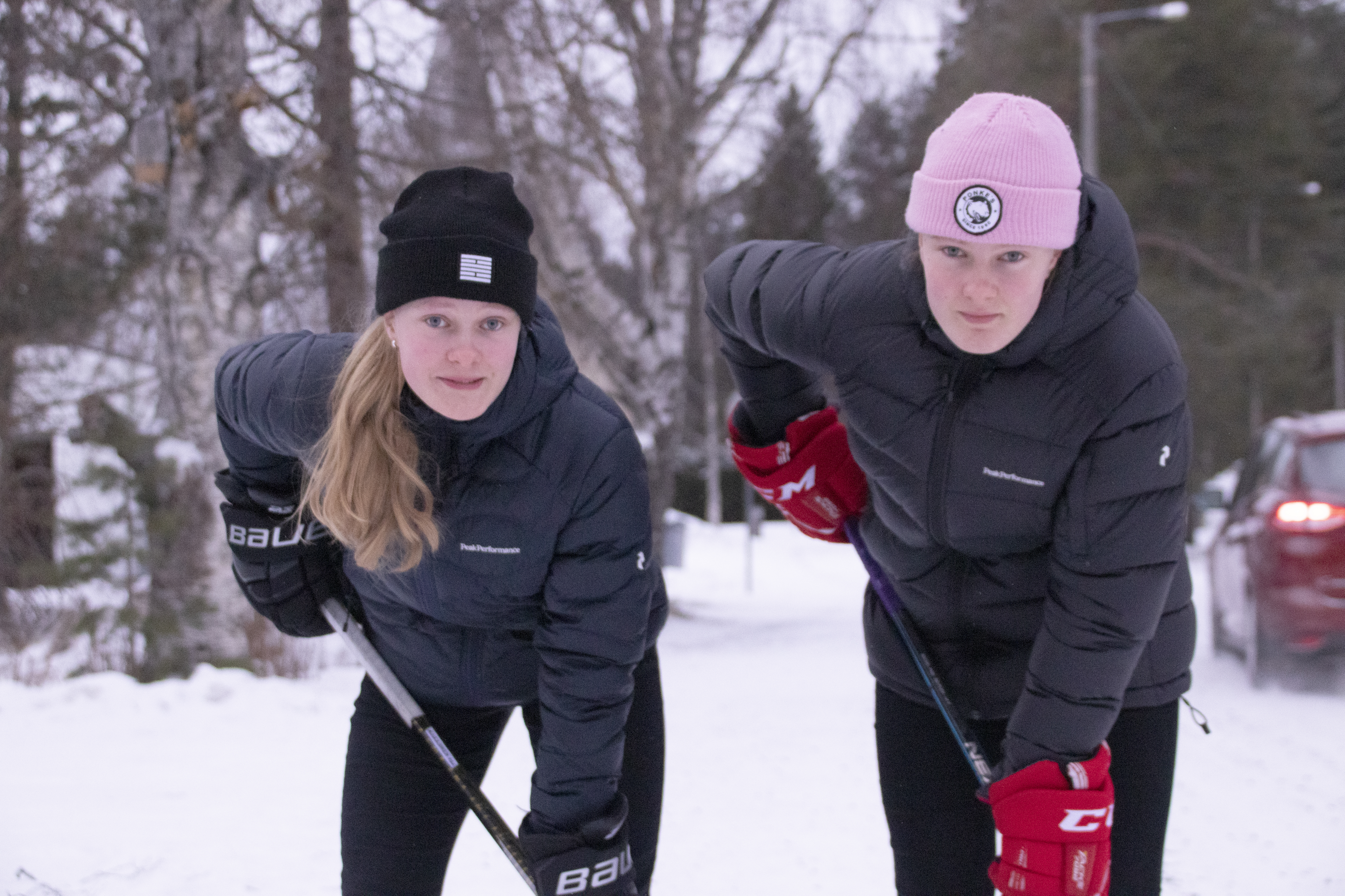 <p>Alisa ja Adalmiina Makkosen tavoitteet ovat korkealla. Ensiviikolla tytöt lähtevät 68 parhaan tyttöjääkiekkoilijan valmennusleirille. Teijo-isä toivoo, että sponsoreita löytyy pian perhepiirin ulkopuoleltakin.</p>