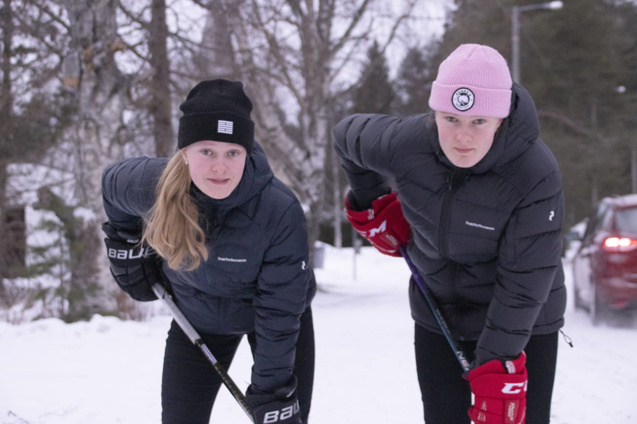 Alisa ja Adalmiina Makkosen tavoitteet ovat korkealla. Ensiviikolla tytöt lähtevät 68 parhaan tyttöjääkiekkoilijan valmennusleirille. Teijo-isä toivoo, että sponsoreita löytyy pian perhepiirin ulkopuoleltakin.