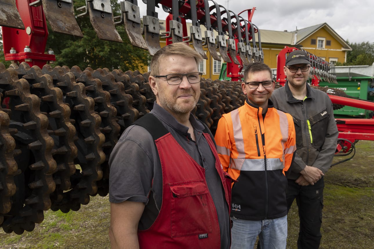 Könnin maamiesseuran puheenjohtaja Vesa Iso-Tuisku, sihteeri Jussi Haapala ja koneasiantuntija Mikko Mäki-Latvala ovat ajan hermolla, mitä koneita kannattaa vuokrattavaksi hankkia. – Ja mieluummin vähän etukenossa, Mäki-Latvala kiteyttää tekemisen meiningin.
