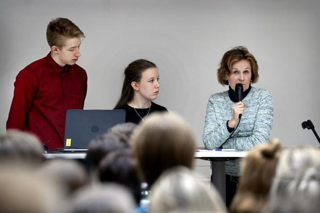Joel Itänen ja Hanna Pajala esittivät yleisötilaisuudessa Seinäjoen lukiolla Anneli Jäätteenmäelle kysymyksiä muun muassa europarlamentaarikon arjesta.