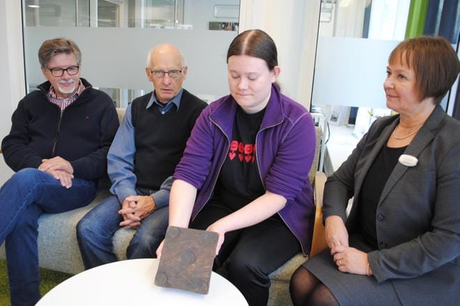 Sari Kuni esittelee lähes 300 vuotta vanhaa plootua Alavus-seuran puheenjohtaja Markus Kurikan, Alavuden Säästöpankin viimeisenä toimitusjohtajana toimineen Timo Suvannon ja Oma Säästöpankin konttorinjohtaja Tarja Pollarin kanssa. KUVA: EEVA-LIISA KULJU
