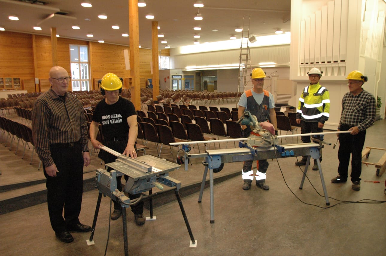 Kuusamon Rauhanyhdistyksen toimitalon lattiaremonttityömaalla Osvald Carlson (vs.), Timo Kyllönen, Timo Kajava, Mikko Oikarainen ja Vesa Kilpijärvi.