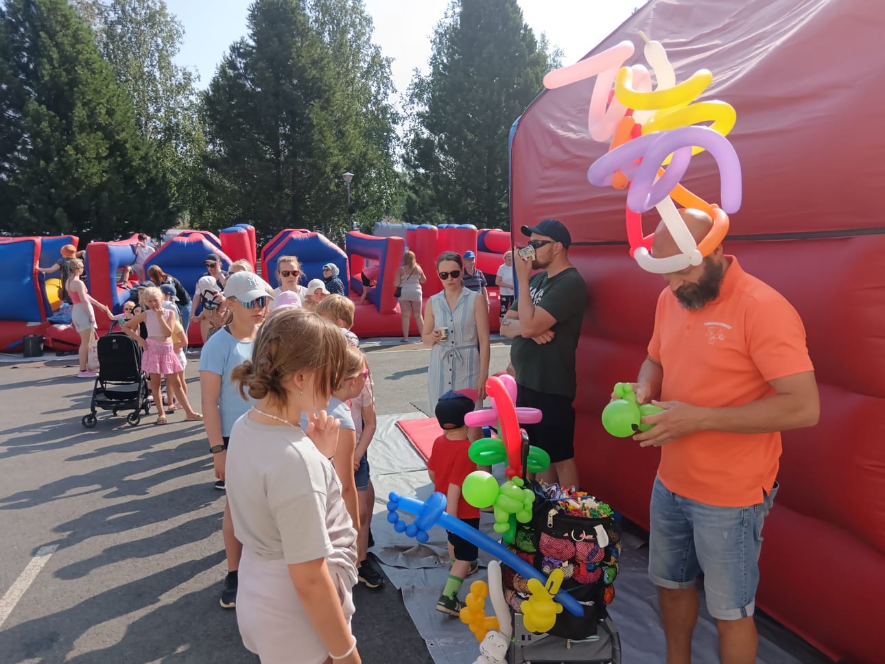 Tapahtumassa oli erilaisten temppuratojen lisäksi muun muassa Ilmapallomies.