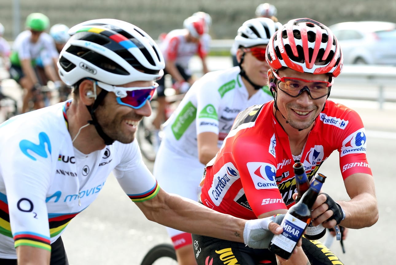 Primoz Roglic (oik.) skoolaa Espanjan ympäriajossa kakkoseksi sijoittuneen Alejandro Valverden kanssa.
