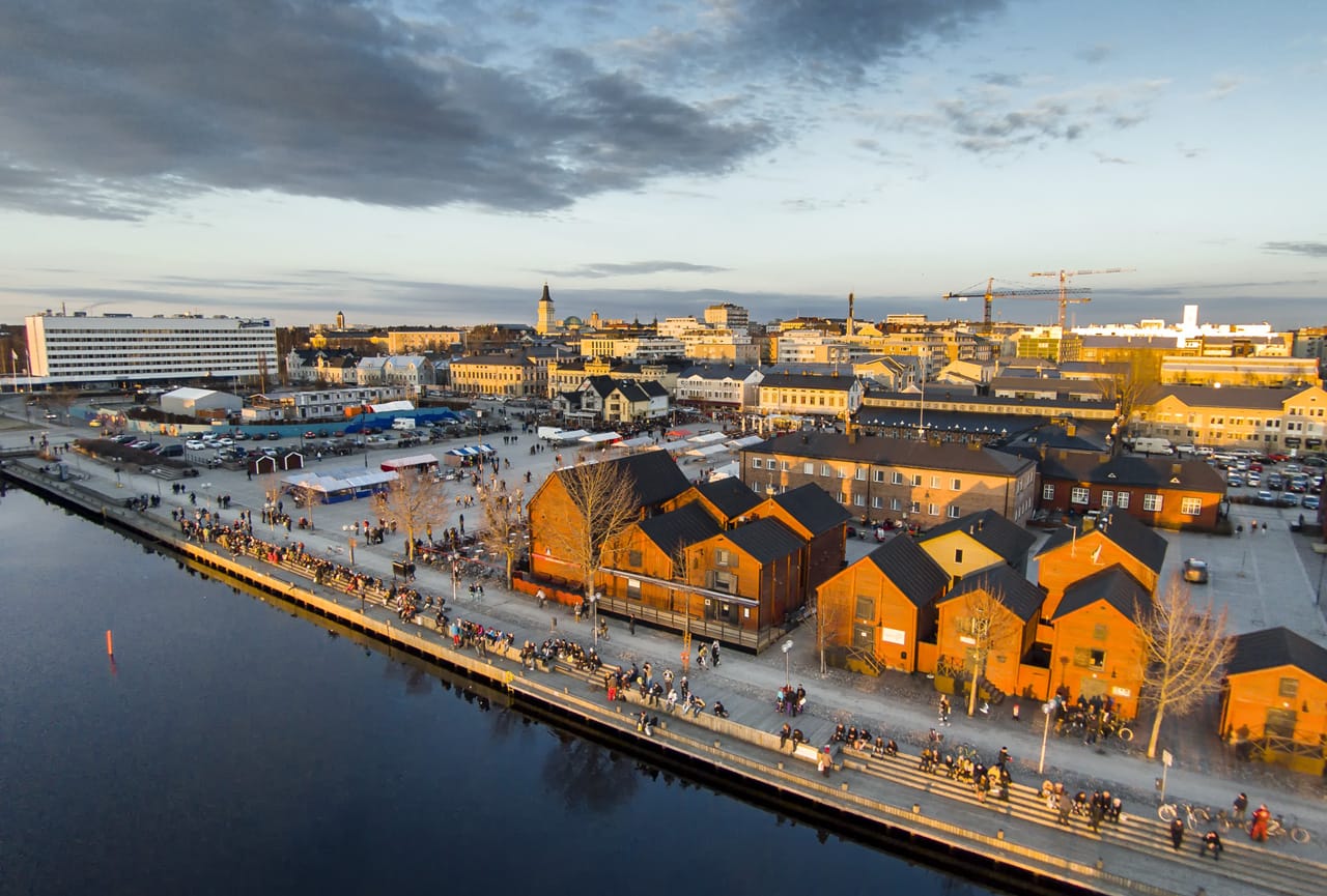 "Oulun torinrannan aitat värjäytyivät upeisiin punaisiin sävyihin samalla kun Tapparan SM-kultamitalihaaveet katosivat ilta-auringon mukana horisonttiin", kommentoi kuvan ottanut Jouni Ylisuutari.