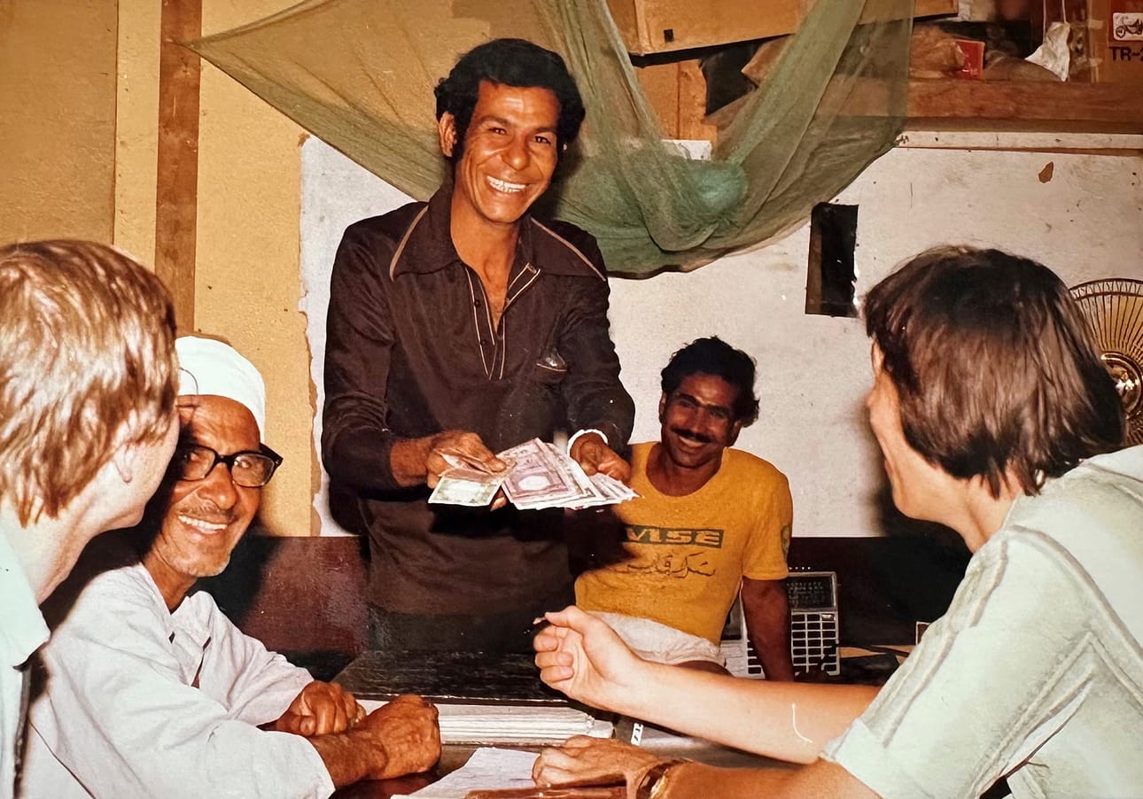 Saudi-Arabia, Riad 1979. Ilmajokisen Visen työmaalla on palkkapäivä. Kuvassa näkyy työntekijän ilo tilipäivänä. Palkanmaksajana Markku Koski (oik.). Kuvassa vasemmalla Antti Hakanen.