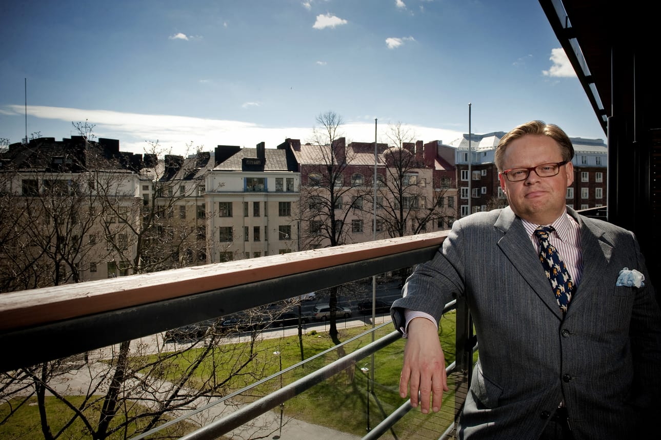 Kokoomuksen kansanedustaja Juhana Vartiainen hehkuttaa kyselytulosta.