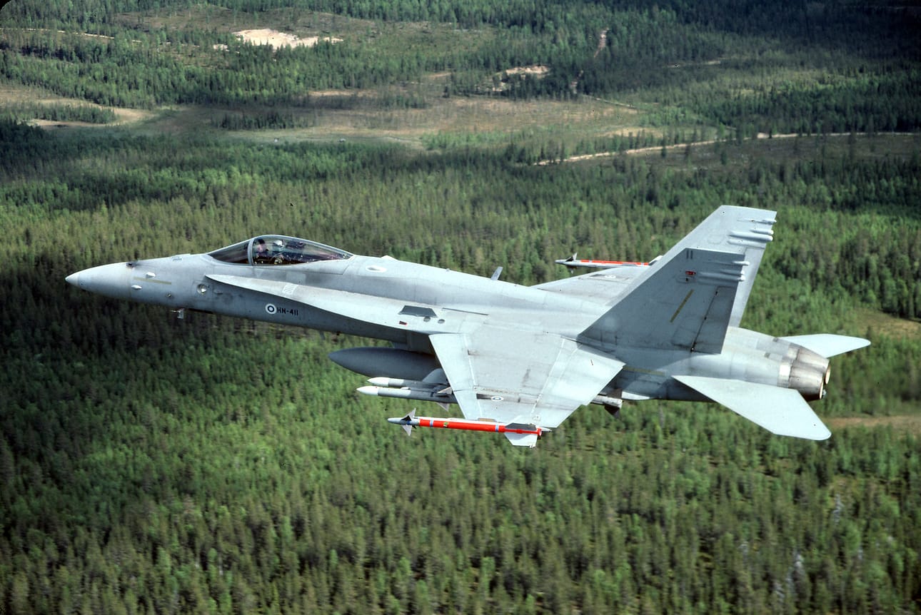 Valkokärkiset Amraamit näkyvät Hornetin siiven alla.