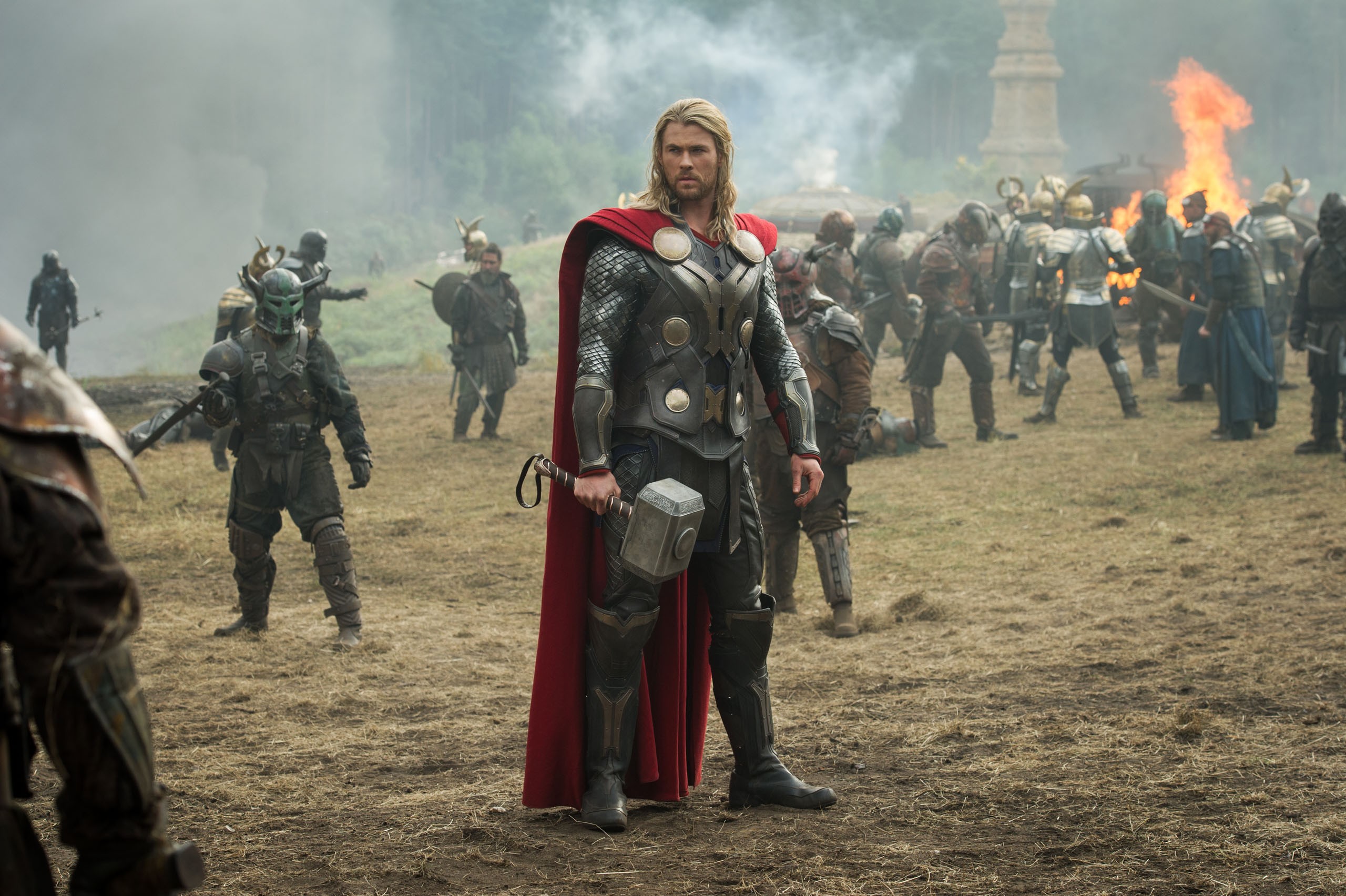 Chris Hemsworth on Thor, joka joutuu The Dark Word -elokuvassa taistelemaan, kun mustien haltioiden johtaja haluaa syöstä maailmankaikkeuden pimeyteen.