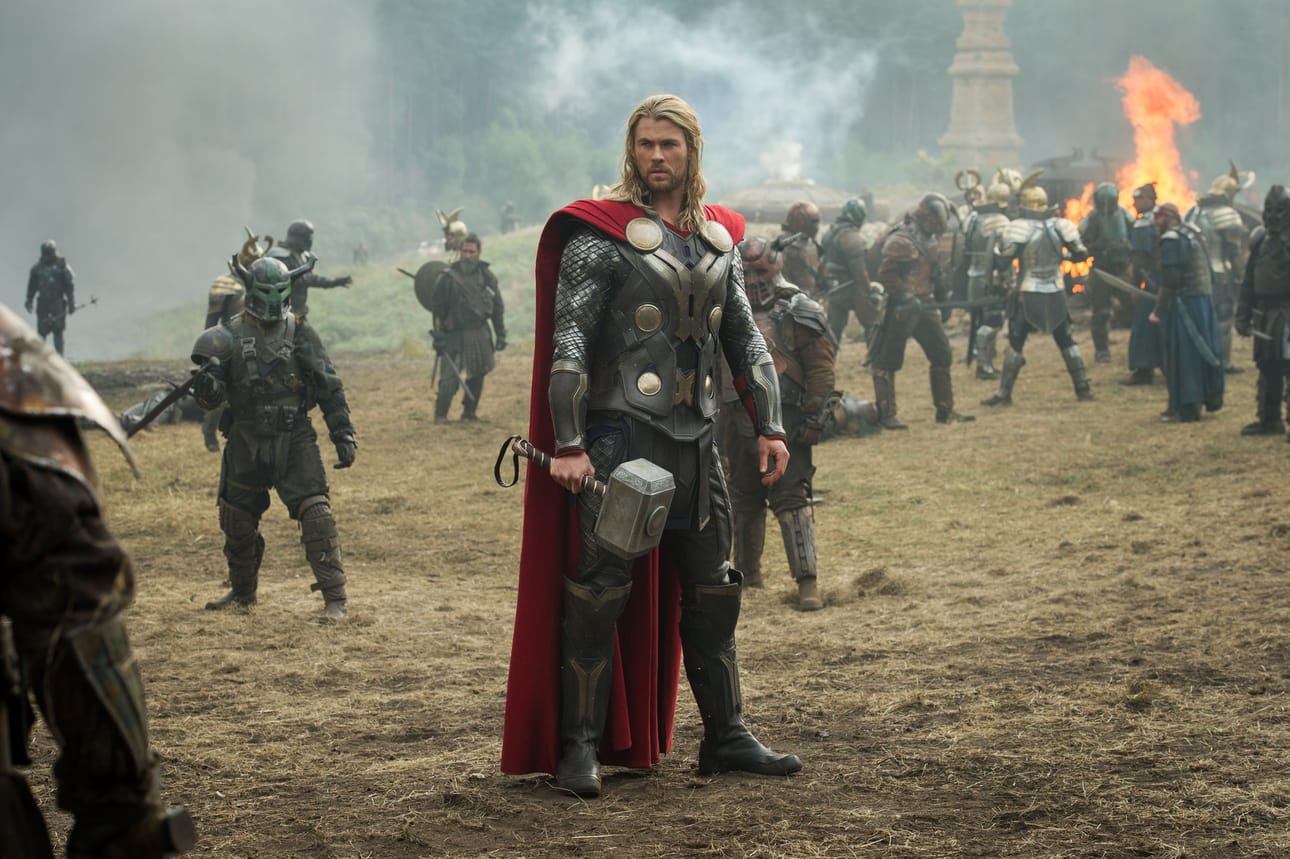 Chris Hemsworth on Thor, joka joutuu The Dark Word -elokuvassa taistelemaan, kun mustien haltioiden johtaja haluaa syöstä maailmankaikkeuden pimeyteen.
