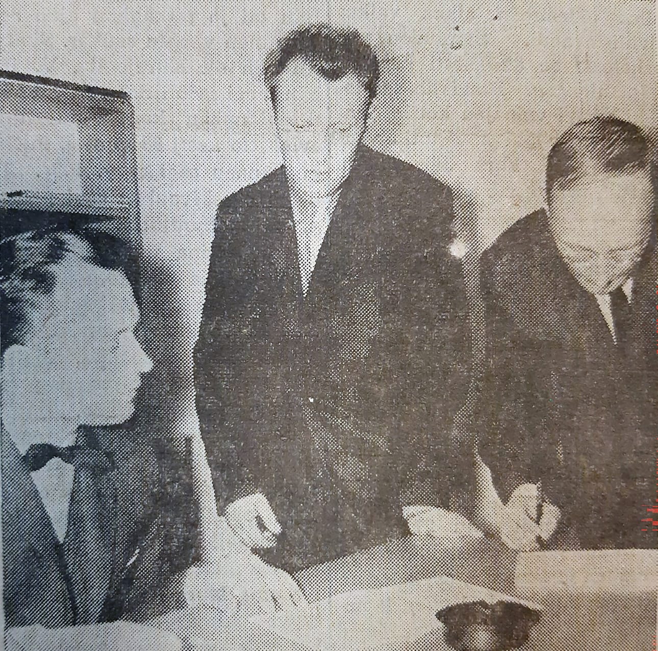 Matti Harju (oik.) ilmoittautui ensimmäisenä Alajärven kansalaisopistoon vuonna 1966. Vas. rehtori Olavi Leistevuo, kesk. johtokunnan puheenjohtaja Jouko Mäkelä.