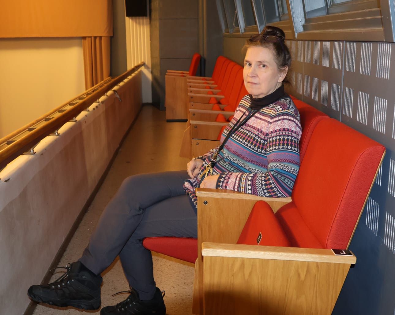 Sirkka Högnäs tapaa katsoa elokuvia teatterin yläparvella, joka on sopivasti lähellä projektorihuonetta.