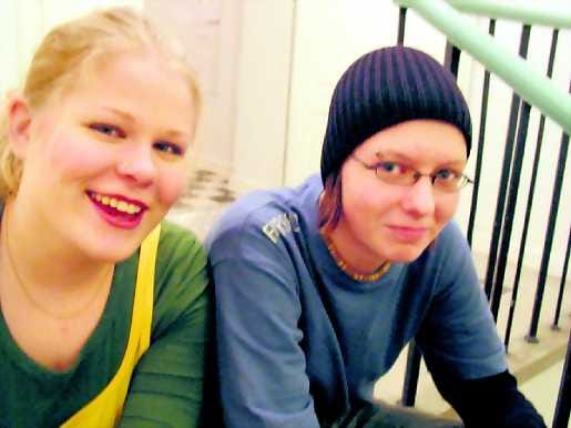 Ei kaduta . Jutta Nieminen (vas.) ja Saana Kitinoja ovat olleet tyytyväisiä hankkimiinsa lävistyksiin.Jutalla on lävistys myös kielenpäässä.